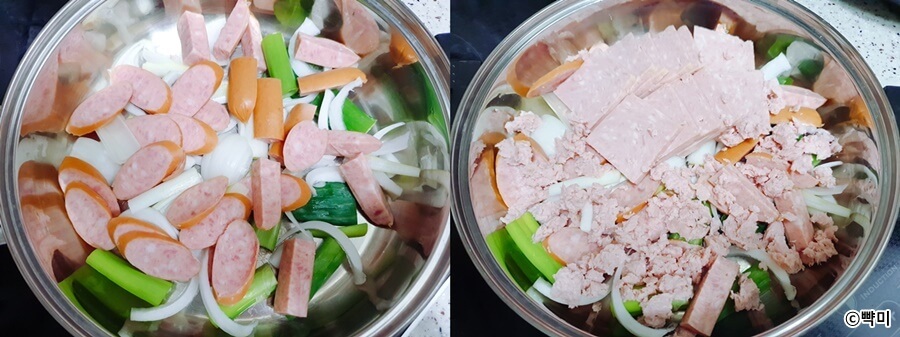 전골냄비에 야채와 소시지 햄을 넣고 골고루 펼친 부대찌개 끓이기 준비 과정
