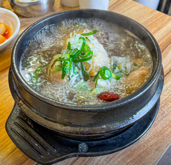 생방송투데이 닭볶음탕 한방삼계탕 들깨삼계탕 흑임자삼계탕 감자채전 외국인의밥상 서울 용산구 용산삼계탕