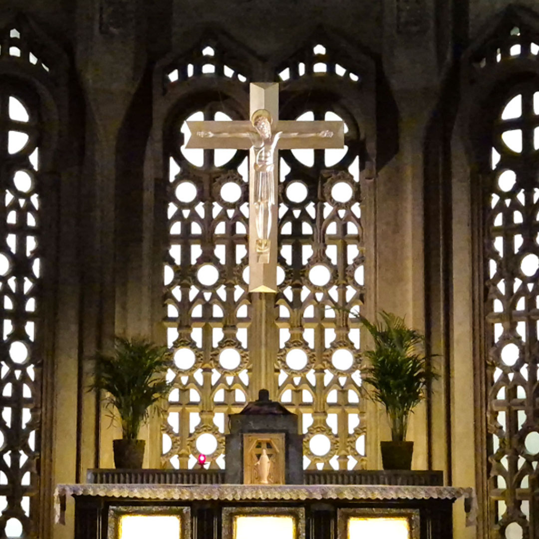 자벨 성당 제대 십자가, 음각으로 새겨져 오래 바라볼수록 형태가 드러나는 조용한 파리 성당의 십자가