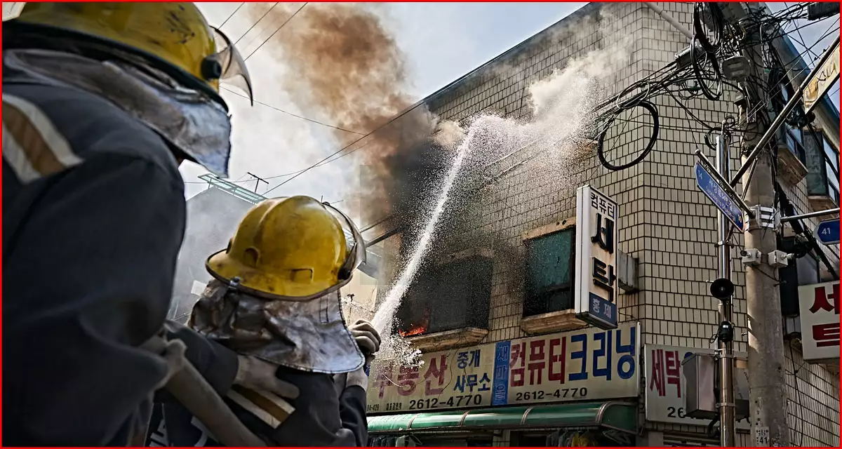 화재현장의에서 불끄는 소방관들