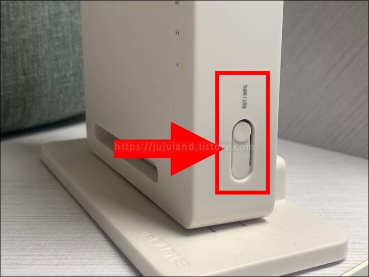 무선공유기-옆면-wps-버튼을-화살표가-가리키고-있다.