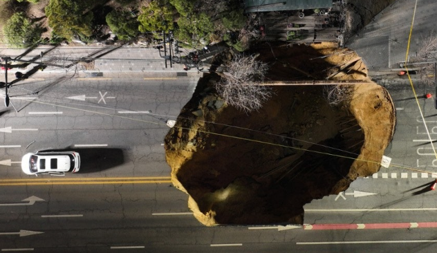 강동구 명일동 대형 싱크홀 사고 발생! 도로 한복판이 뚫렸다?