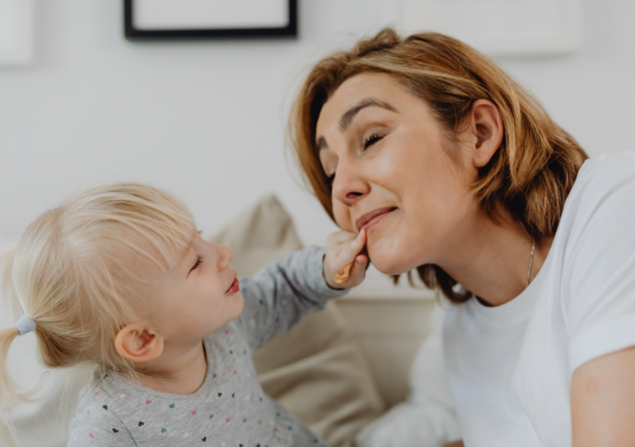 아이가 엄마와 대화하고 있다.