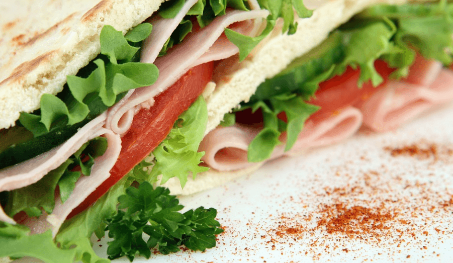 두개에 샌드위치가 먹음직 스럽게 놓여 있다