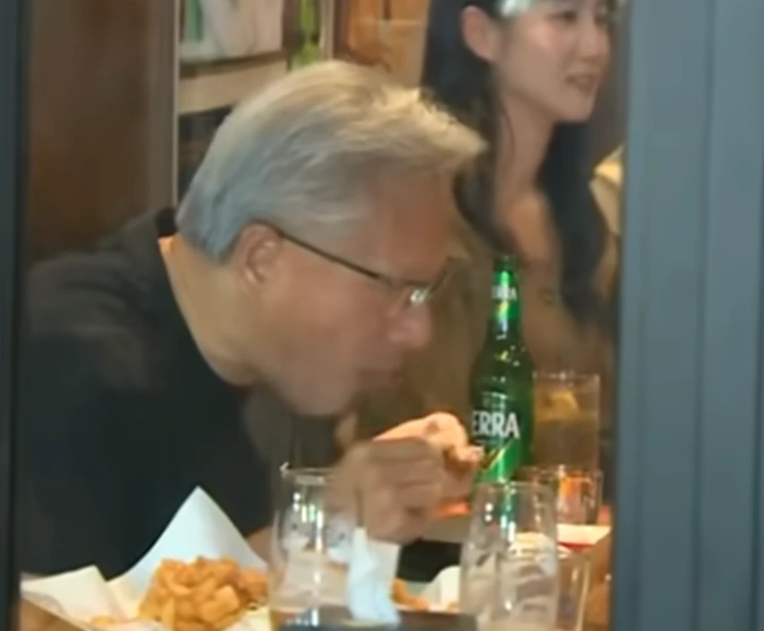 젠슨황-깐부치킨-이재용과-치킨-먹는-모습