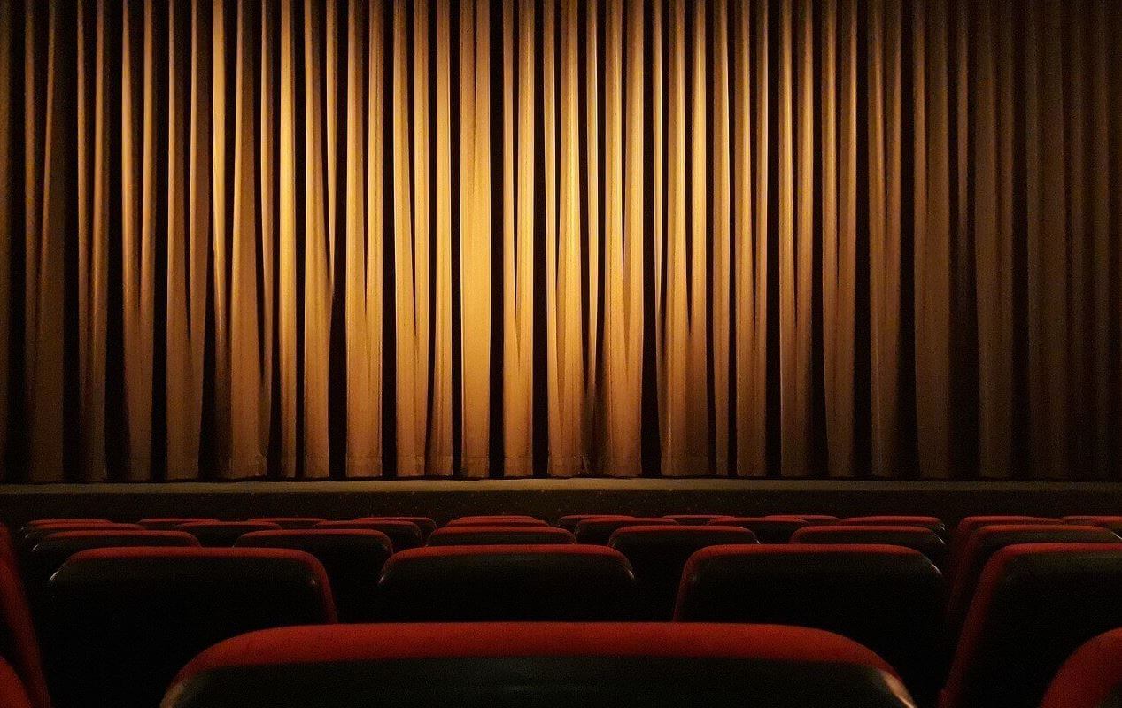 영화-무대와-관객석