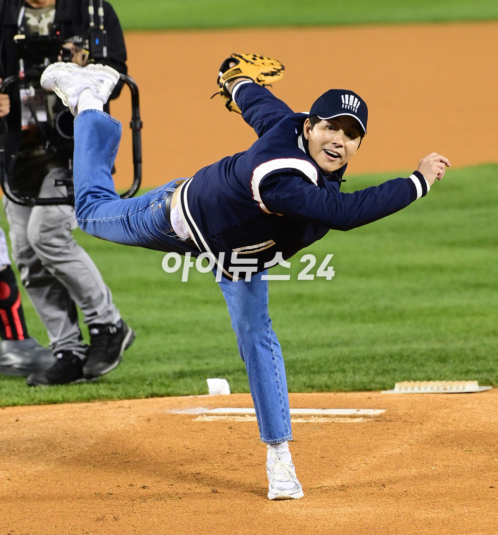 >배우 정우성이 8일 오후 서울 잠실야구장에서 열린 '2023 프로야구 KBO리그' 포스트시즌 한국시리즈 2차전 LG 트윈스와 kt 위즈의 경기에서 시구자로 참석하고 있다. [사진=정소희 기자]