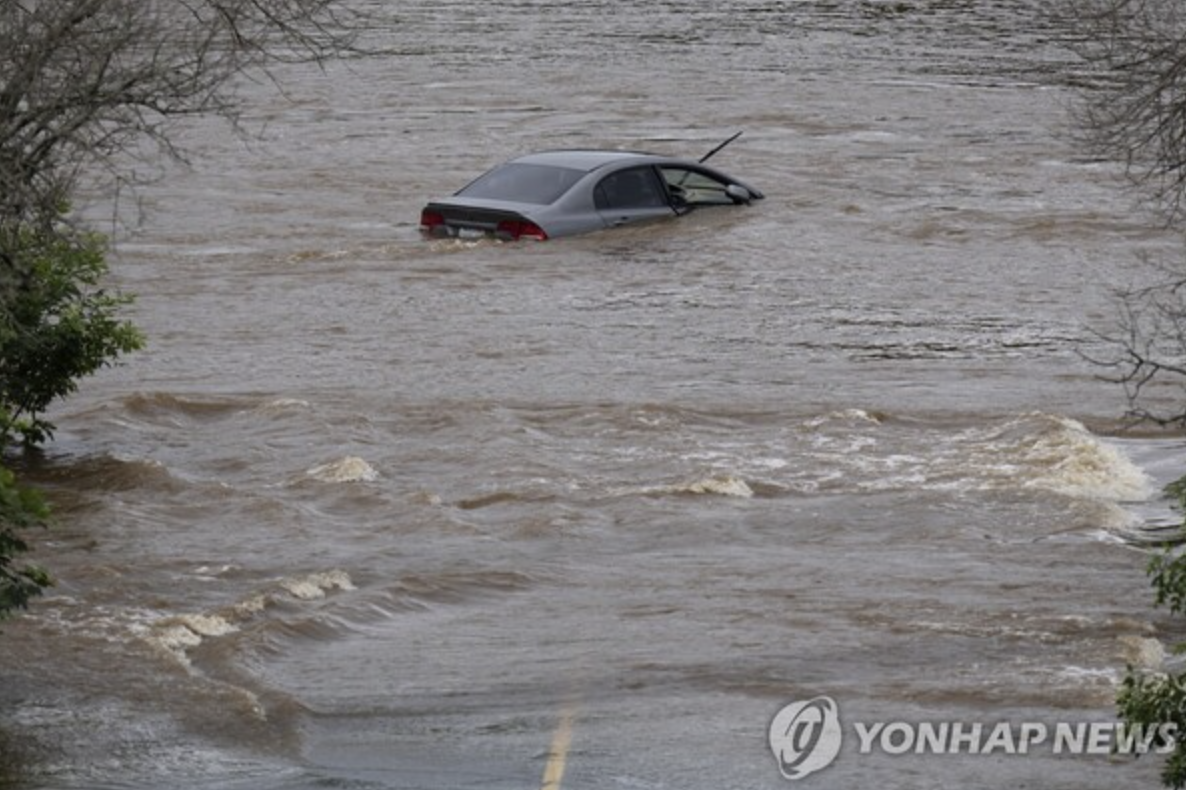 폭우 때문에 물에 잠긴 자동차