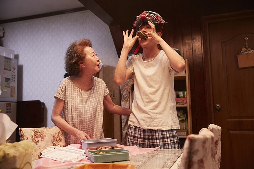 엄마가 만든 반찬을 동생 진태가 먹는걸 엄마가 예쁘게 바라보는 장면