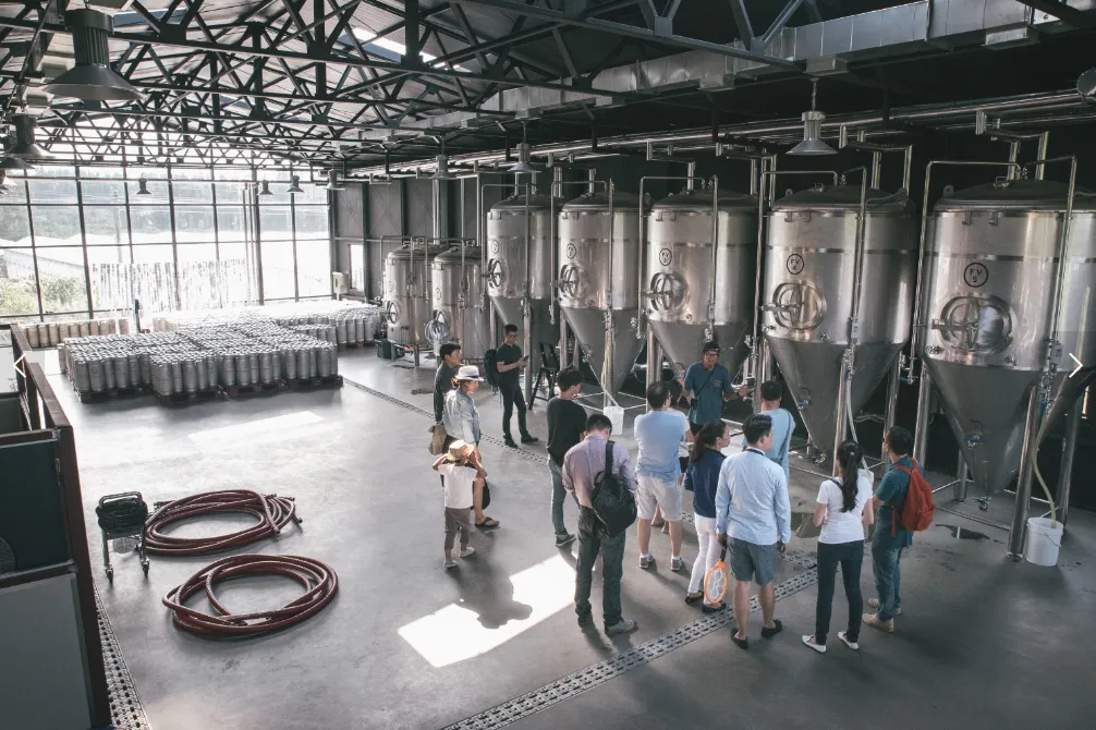 맥파이-브루어리-양조장-투어하는-사람들