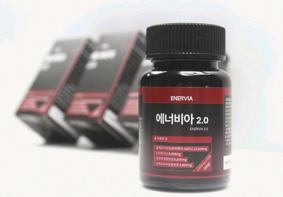 Korean Asian man in his late 30s searching supplement information on laptop at home