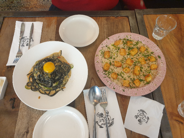 왼쪽에는 우니 톳 크림 파스타가 오른쪽은 트러플 크림 뇨끼가 놓여있다.