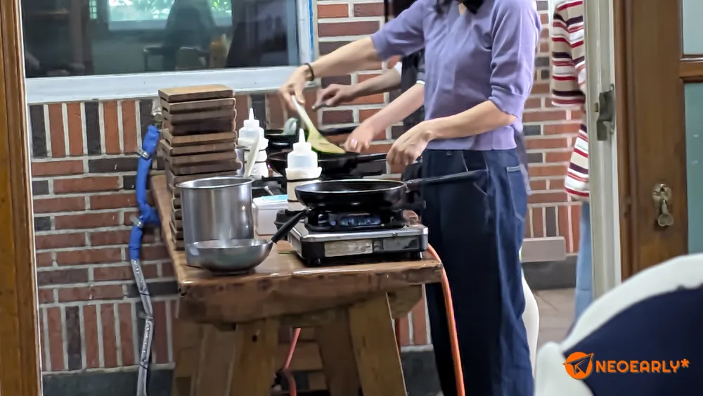 야외에 준비되어 있는 가스레인지에서 줄을 서서 부쳐내면 되고요.