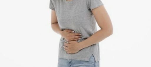 대장용종이 커져 복통이 있는 여자