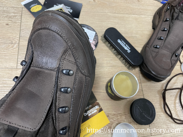 등산화 왁스 먹이는 사진