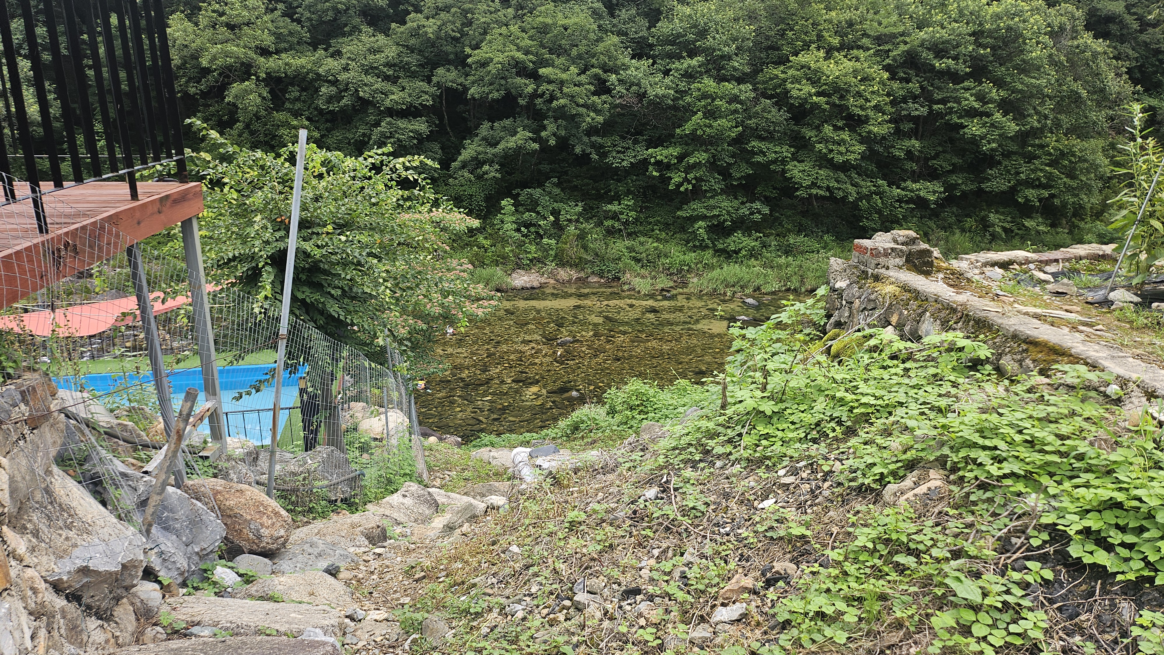 계곡 내려가는 길