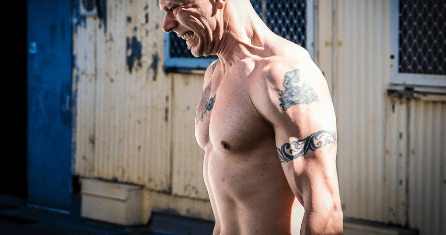 태양빛을 받으면서 운동을 하고 있는 남성