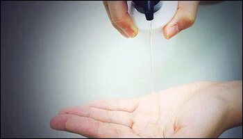 샴푸를 손에 담는 모습