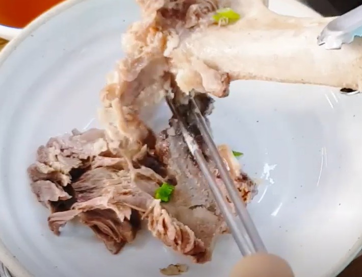 갈빗대에서-살을-발라내는-모습