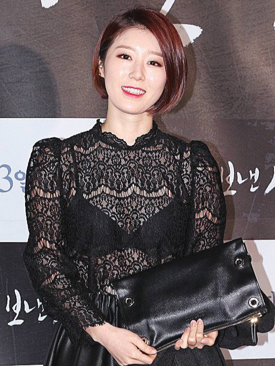 가수-나비