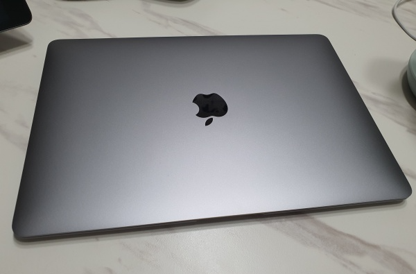 커버가-닫혀있는-맥북