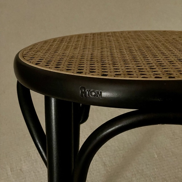 TON-톤체어-톤스툴-톤스툴60-원목의자-원목스툴-각인이-새겨진-모습