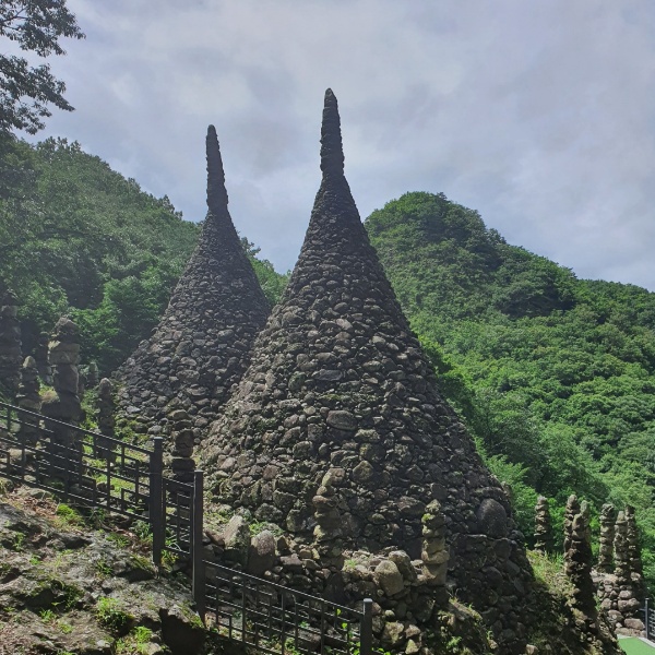 대웅전 위에 천지탑