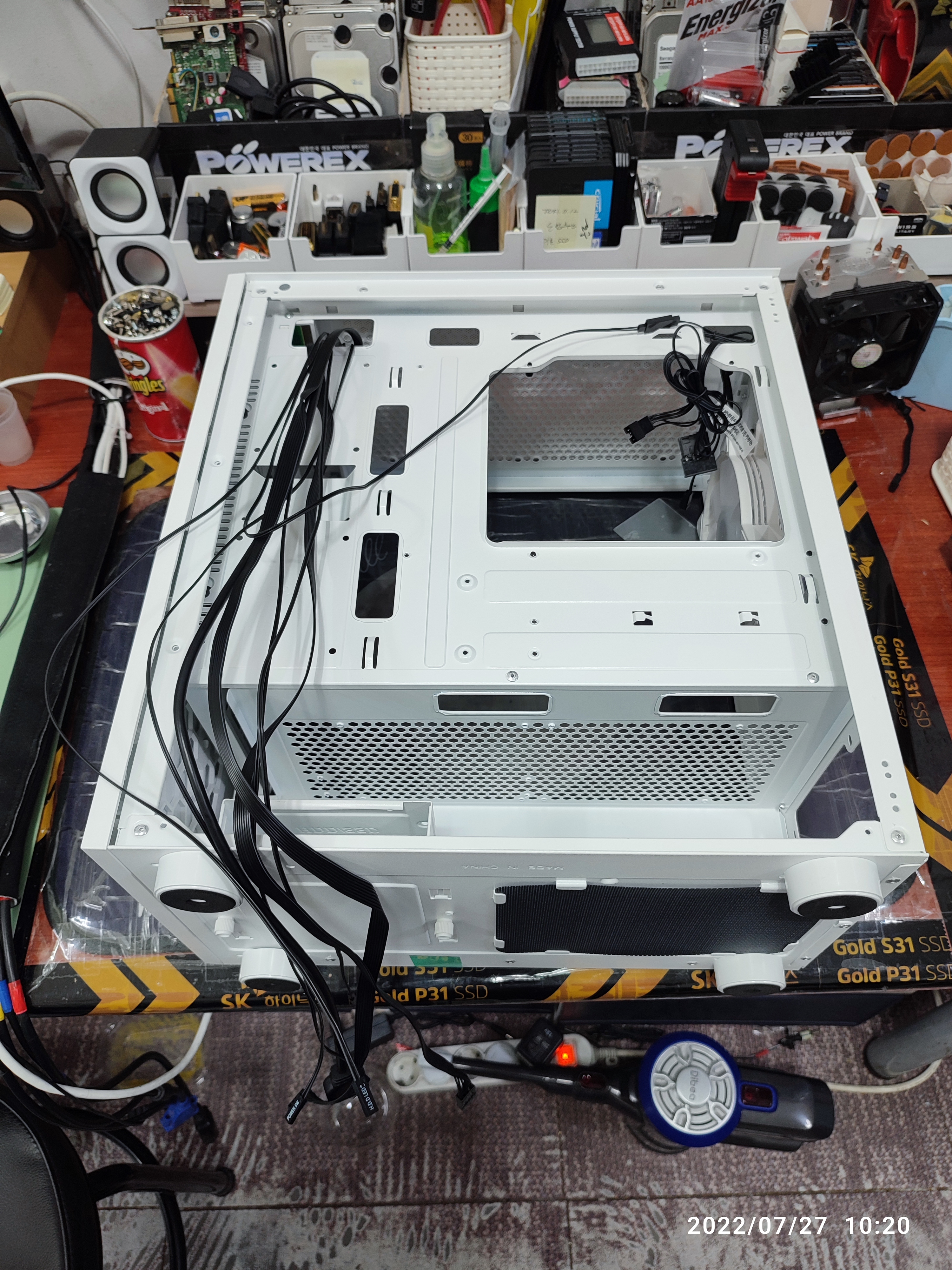 다크플래쉬 케이스 외관 상태 확인 중