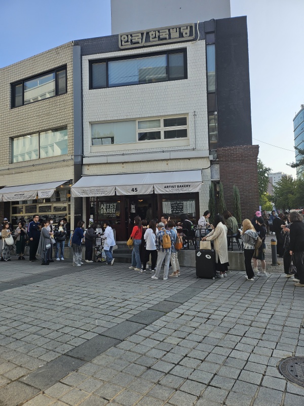 안국역-1번출구-아티스트베이커리-오픈런-대기줄-카페앞-캐리어끄는사람들-외국인행렬