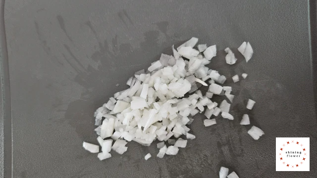 바질토마토-양파 다져서 준비