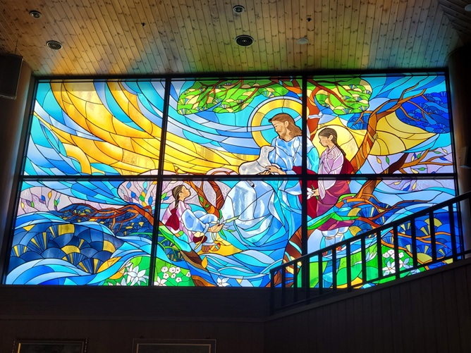 경기도 광명시 광북성당 안에 있는 스테인드글라스입니다.