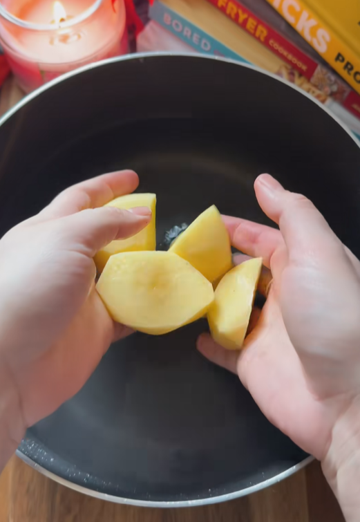 썰어진 감자를 뜨거운 물에 넣는 모습