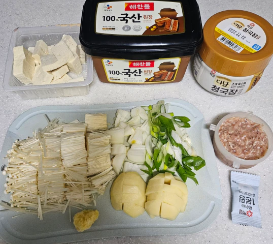 된장찌개 재료-두부-된장-청국장-팽이버섯과 양파와 대파와 감자와 다진마늘-새우젓-동전육수