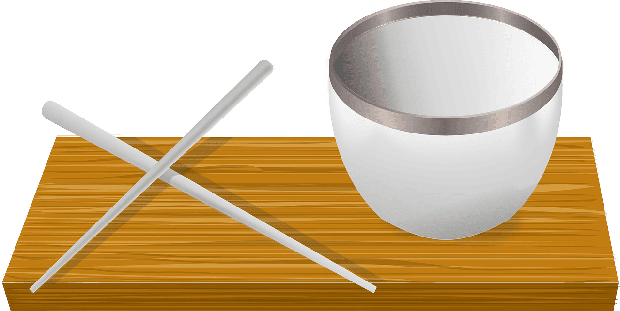 도마 위에 있는 빈 그릇과 젓가락