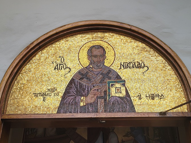 사진은 서울 정교회 주교좌성당인 성 니콜라스 성당 출입문 위에 있는 작품입니다. 성 니콜라오 성인을 그린 작품입니다.
