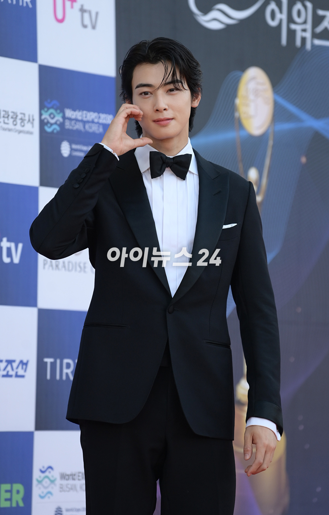 배우 겸 가수 차은우가 19일 인천 파라다이스시티에서 열린 제2회 청룡시리즈어워즈 레드카펫 행사에 참석하고 있다. [사진=정소희 기자]