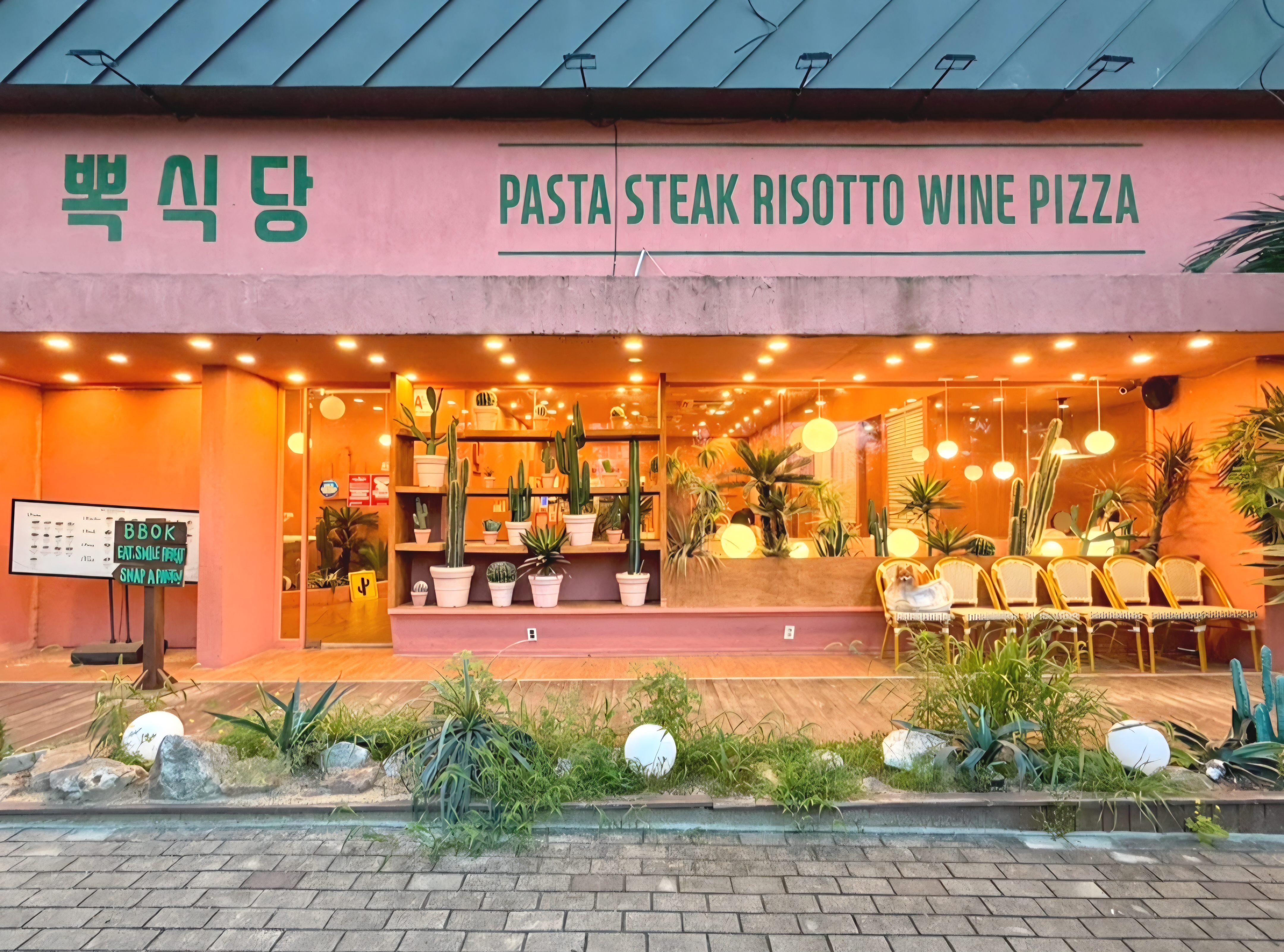 남미 휴양지 느낌의 선인장 콘셉트로 꾸며진 뽁식당