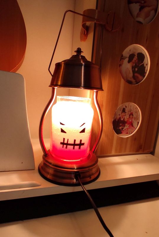 검정테이프로 괴물 눈코입을 그려준 향초