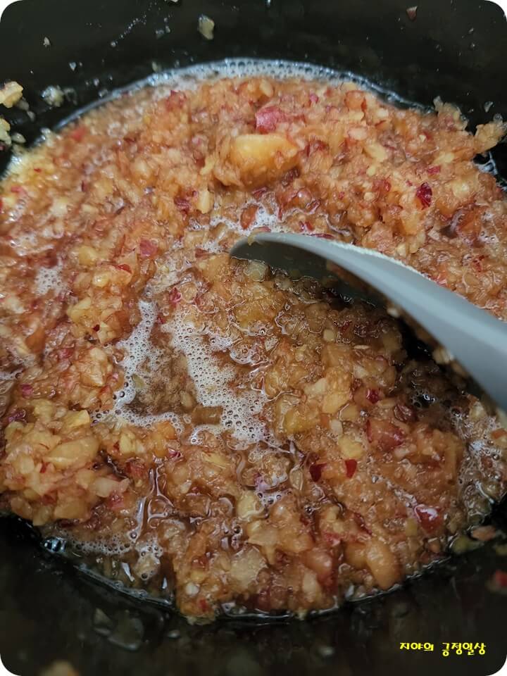 냄비에서 끓고 있는 간 자두