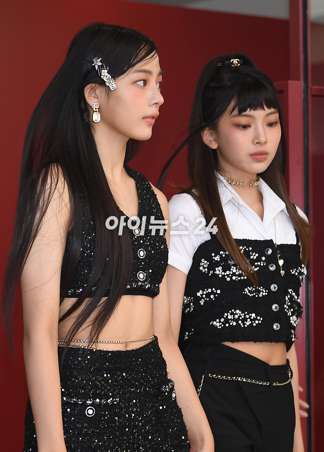 그룹 뉴진스(왼쪽부터 해린, 다니엘, 민지, 하니, 혜인)가 2일 오후 서울 성동구 성수동에서 진행된 샤넬 뷰티 N&deg;1 DE CHANEL GARDEN 오픈 기념 포토행사에 참석하고 있다. [사진=정소희 기자]