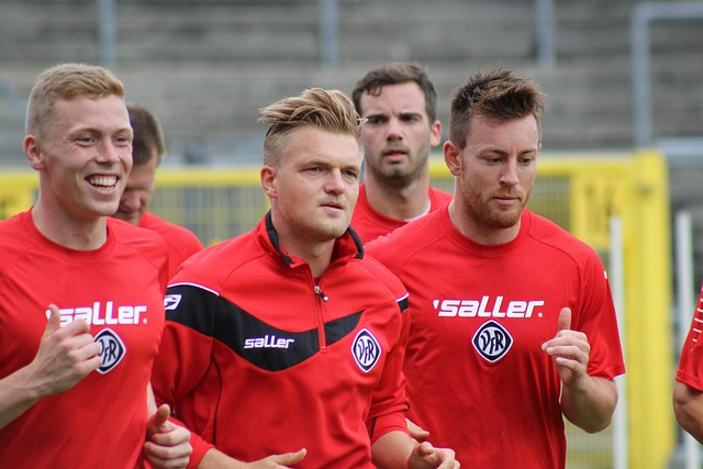 운동 전 워밍업으로 러닝을 뛰고 있는 선수들