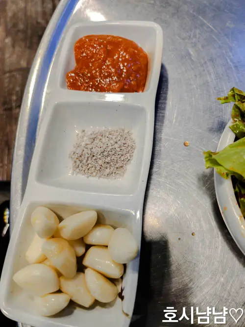 하남 마포소금구이 기본찬 쌈장 소금 마늘