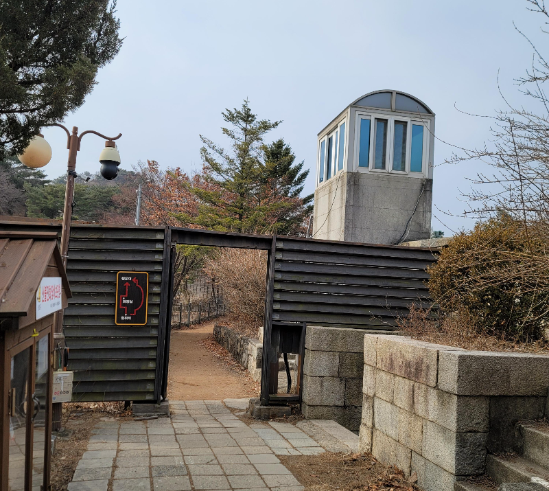 청운대 가는길 중간 쉼터