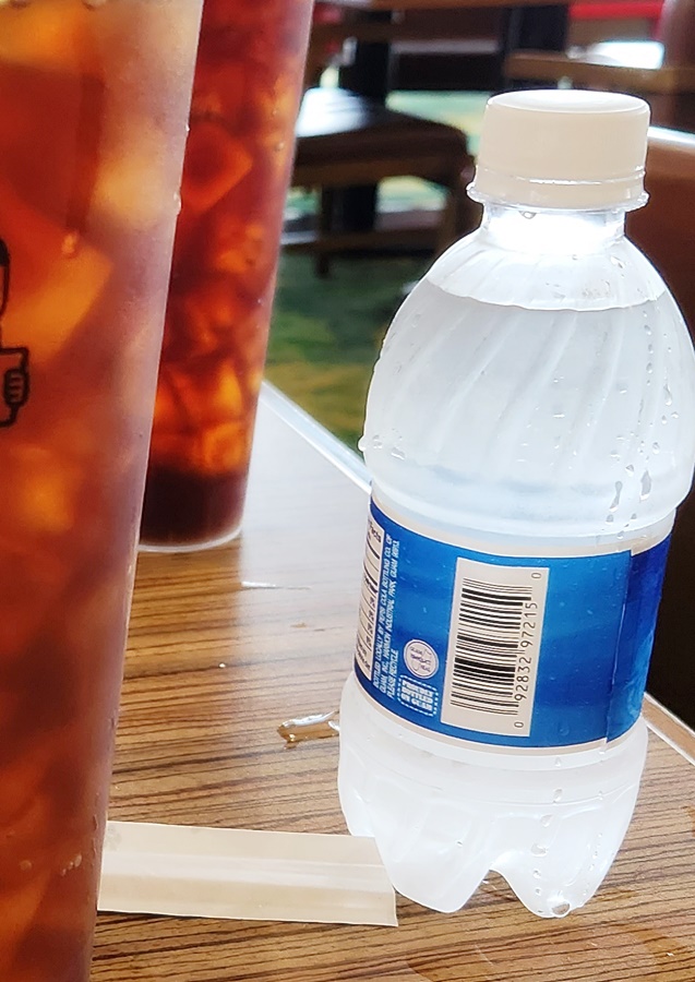 조식 먹을때 떠온 정수기 물