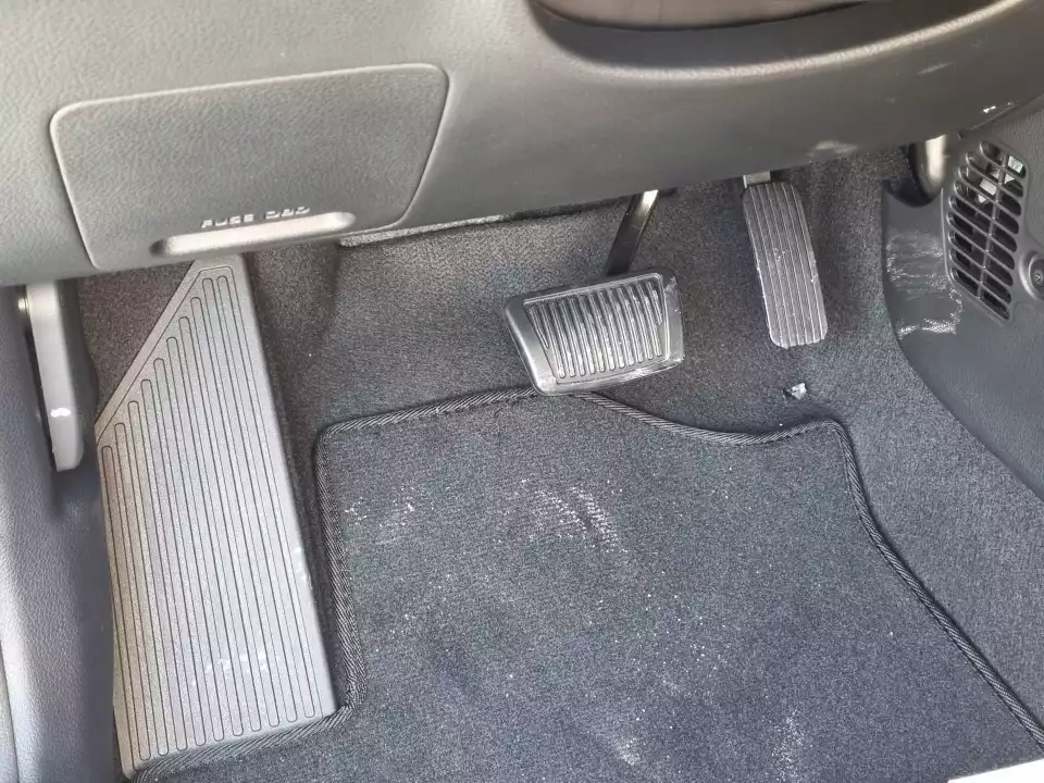 더 뉴 모닝의 풋 레스트, 브레이크 페달, 가속 페달입니다.