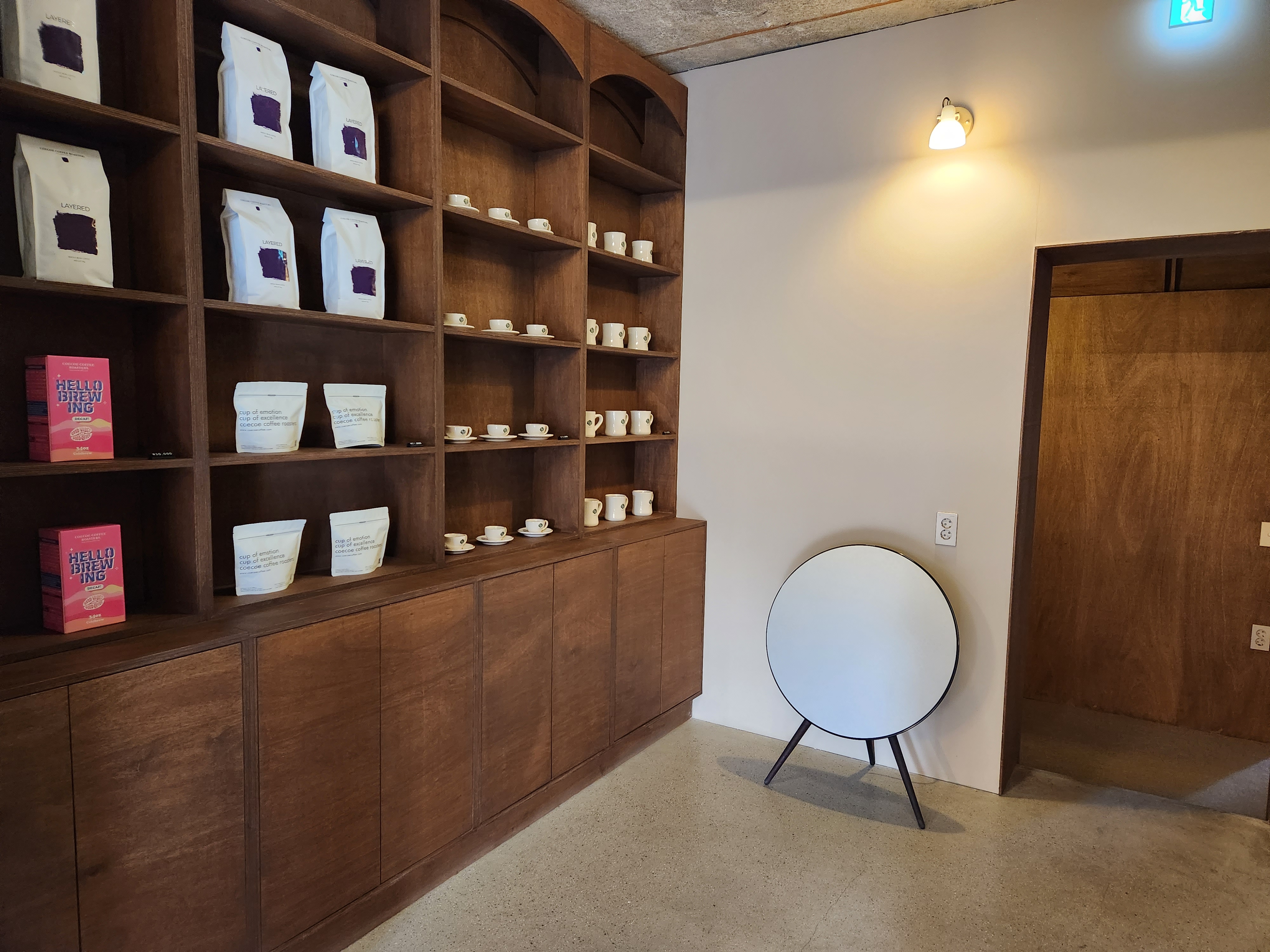 카페 1층 원두, 커피잔 진열대
