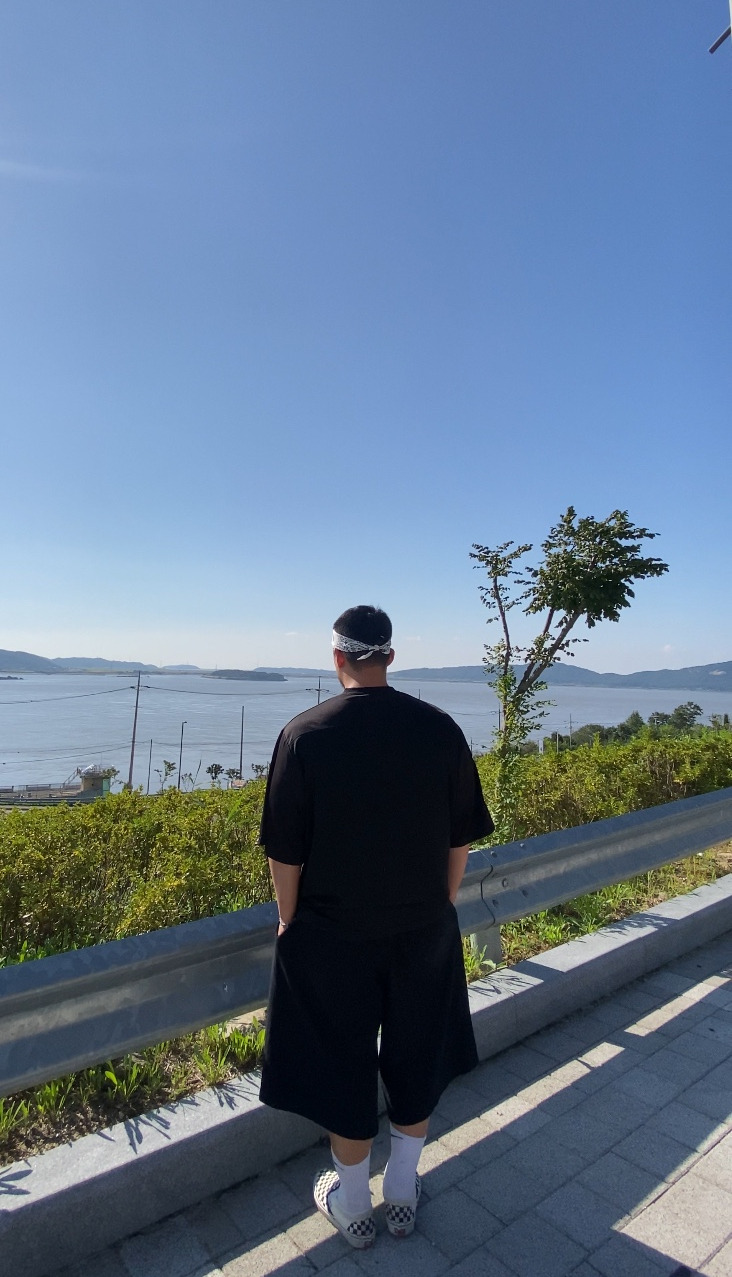 데일리룩('25. 9. 25.)하바행크 클래식 페이슬리 반다나, 드릭스 럭비 오버핏 메시 저지 하프 슬리브 티셔츠, 무신사스탠다드 와이드 버뮤다 팬츠, 나이키 양말, 반스 체커보드