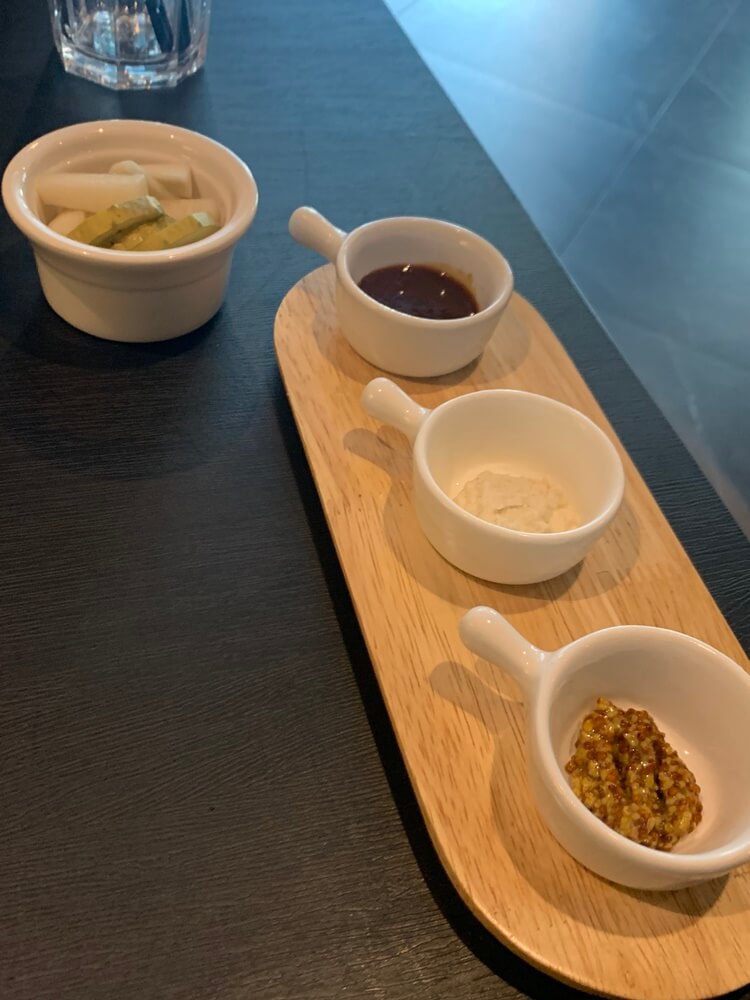 스테이크 소시 및 피클