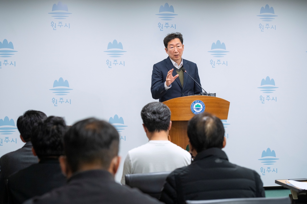 원주시청 2022년 10월 24일 브리핑 중인 원강수 원주시장