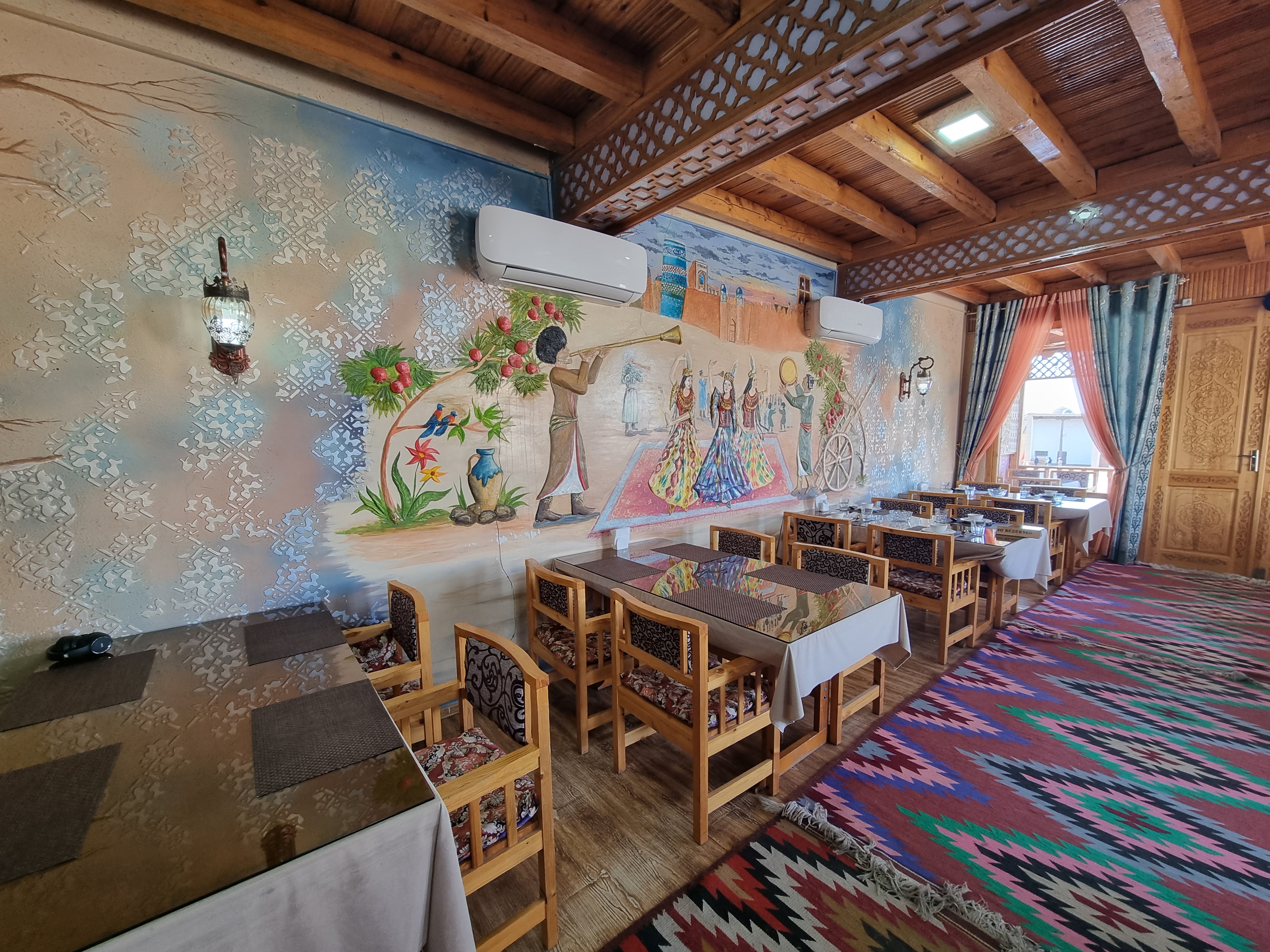 레스토랑 내부 및 외관 모습